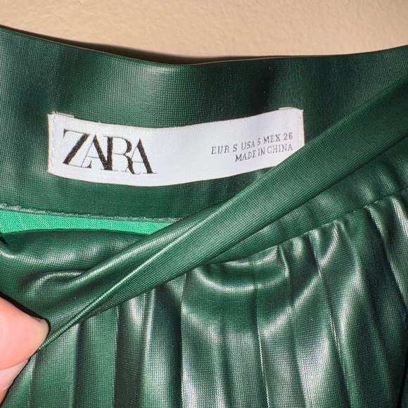 Zara Faux Leather Emerald Green Pleated Midi Skirt Size Small Festive Autumn - Picture 4 of 5